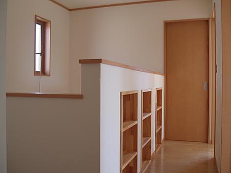 階段手すりを利用して、本棚を作りました。