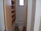 最新式トイレにも本棚を作りました。